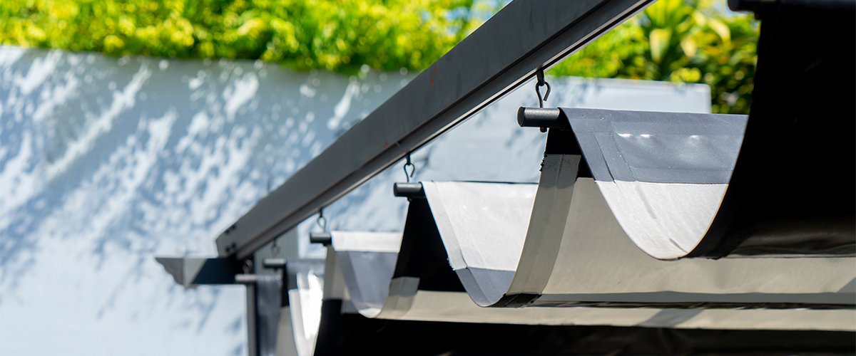Retractable canopy.